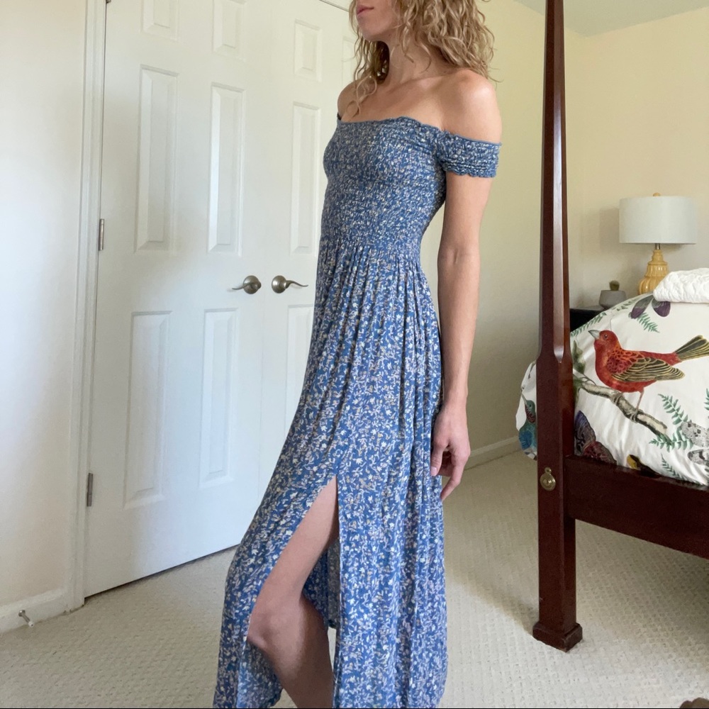 Kimchi Blue
Women's Blue Picnic Smocked Off-the-shoulder Midi Dress
